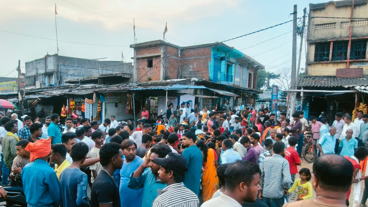 सड़क जाम कर विरोध करते परिजन
