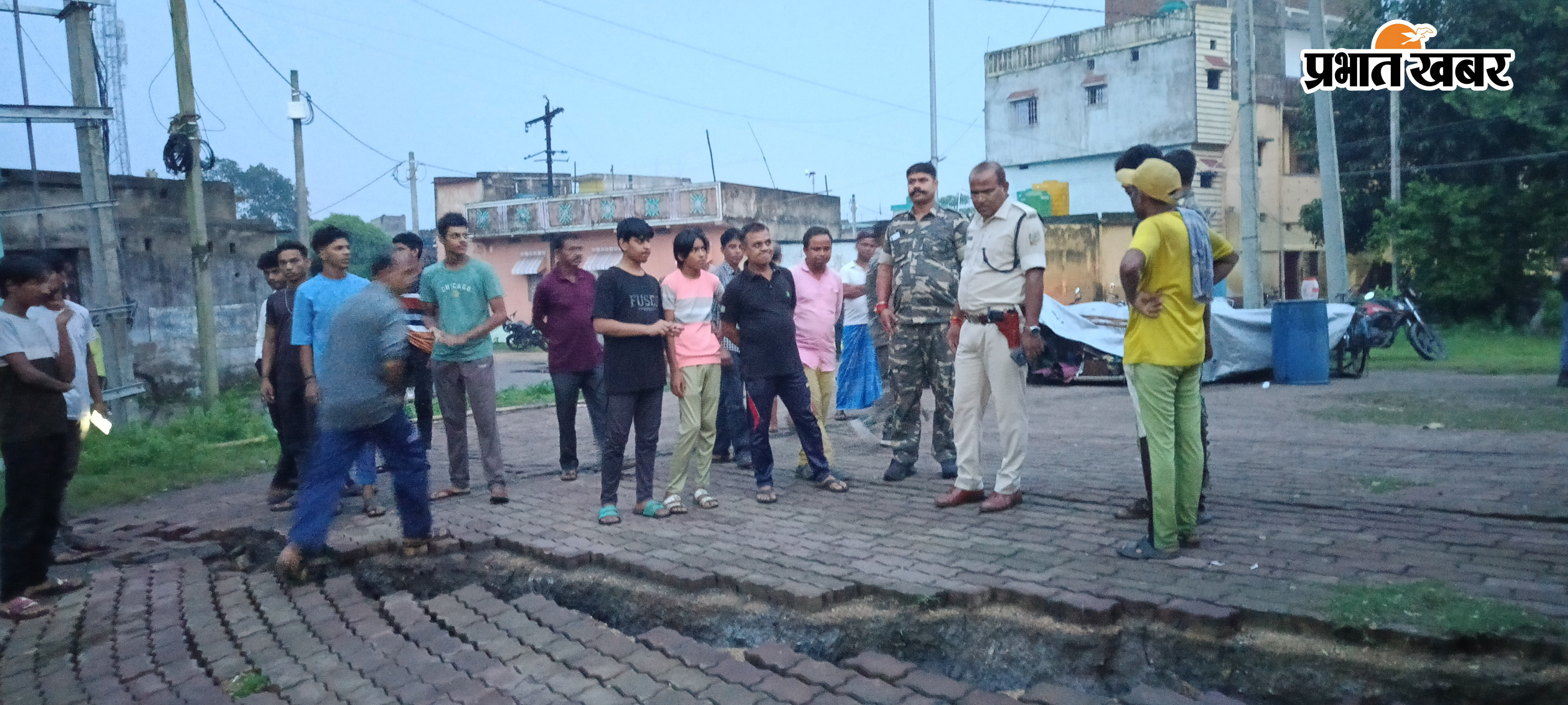 छाताबाद ग्राउंड के पास धंसी जमीन