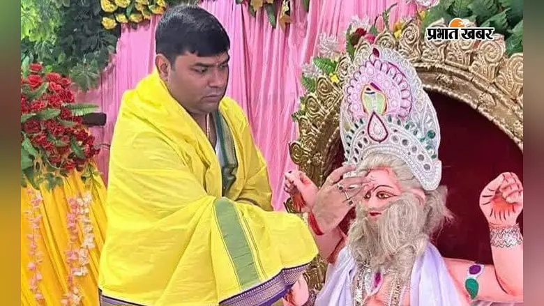 विश्वकर्मा पूजा को लेकर पूरे जिला में उत्साह हाजीपुर में विश्वकर्मा पूजा की तैयारी तेज, गैरेज से वर्कशॉप तक सजने लगे पूजा स्थल