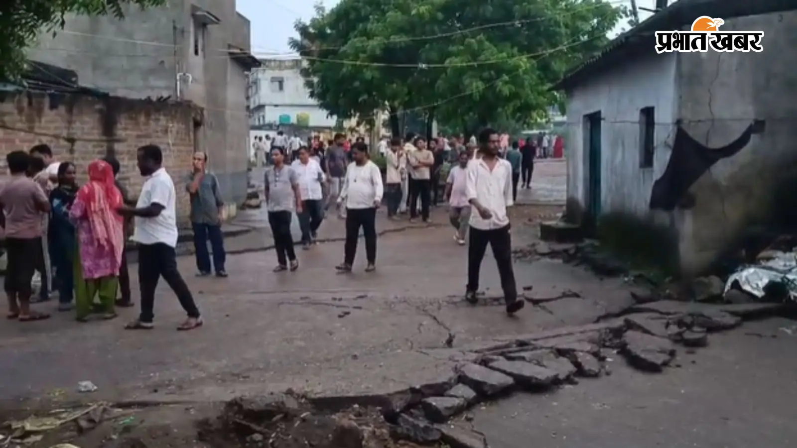 धनबाद के छाताबाद में फिर भू-धंसान, जोरदार आवाज के साथ धंसी जमीन, एक दर्जन घर क्षतिग्रस्त