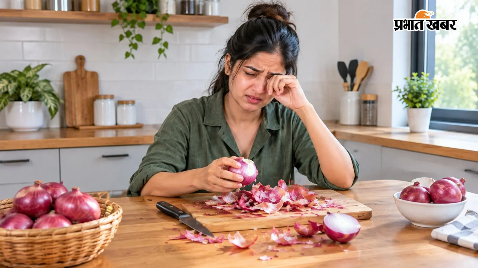 प्याज छीलते-छीलते आंखों में आ जाता है पानी? ये आसान हैक्स आएंगे काम