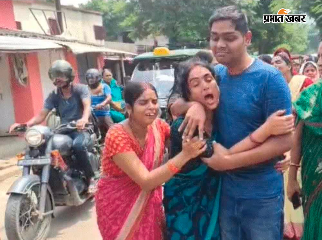 रोते हुए मृतका की माँ को ढांढस बढ़ाते हुए उपस्थित अन्य लोग   | Prabhat Khabar Network
