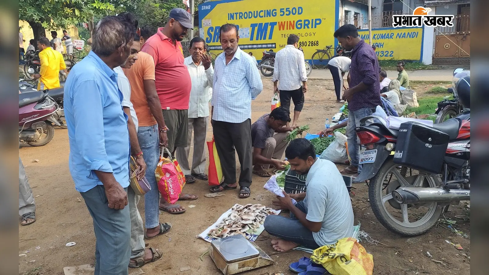 बारिश शुरू होते ही गालूडीह बाजार में छाया देसी मशरूम का स्वाद, 400 रुपये किलो तक पहुंची कीमत
