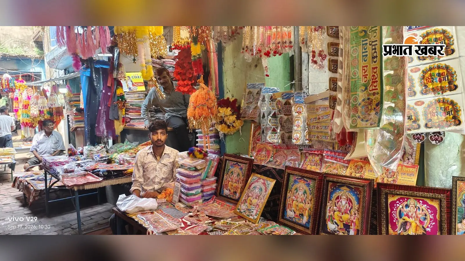 कैमूर : विश्वकर्मा पूजा को लेकर बाजारों में बढ़ी चहल-पहल, गैराज से दुकानों तक दिखा उत्साह