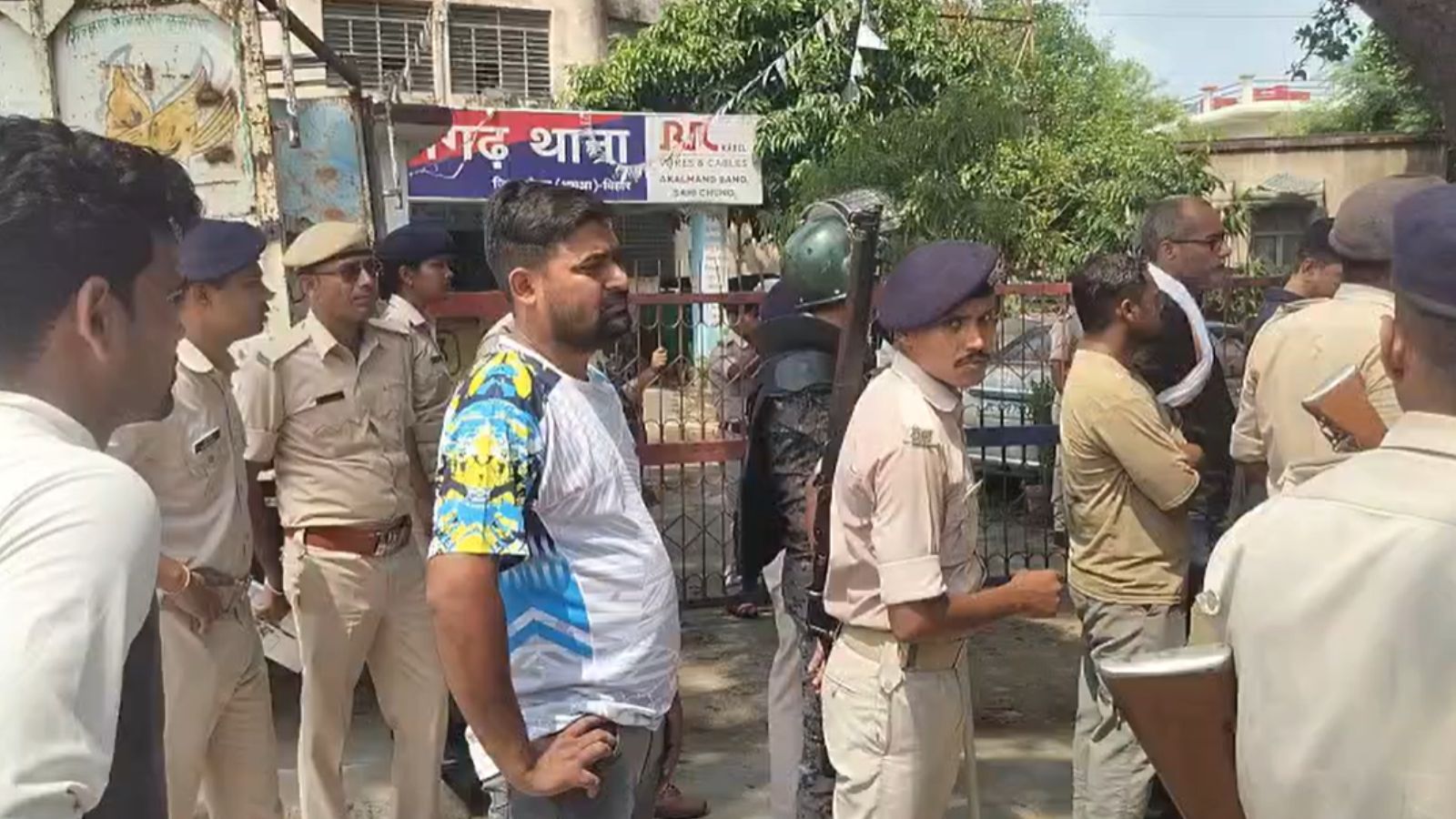 आक्रोशित परिजनों का प्रदर्शन