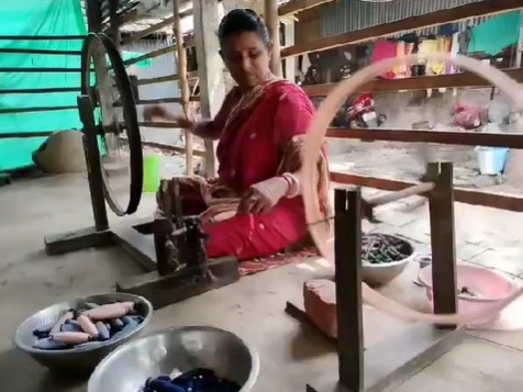 जसकुंभी से बनाई जा रही साड़ी.