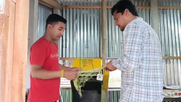 जलकुंभी से बनाई जा रही साड़ी.