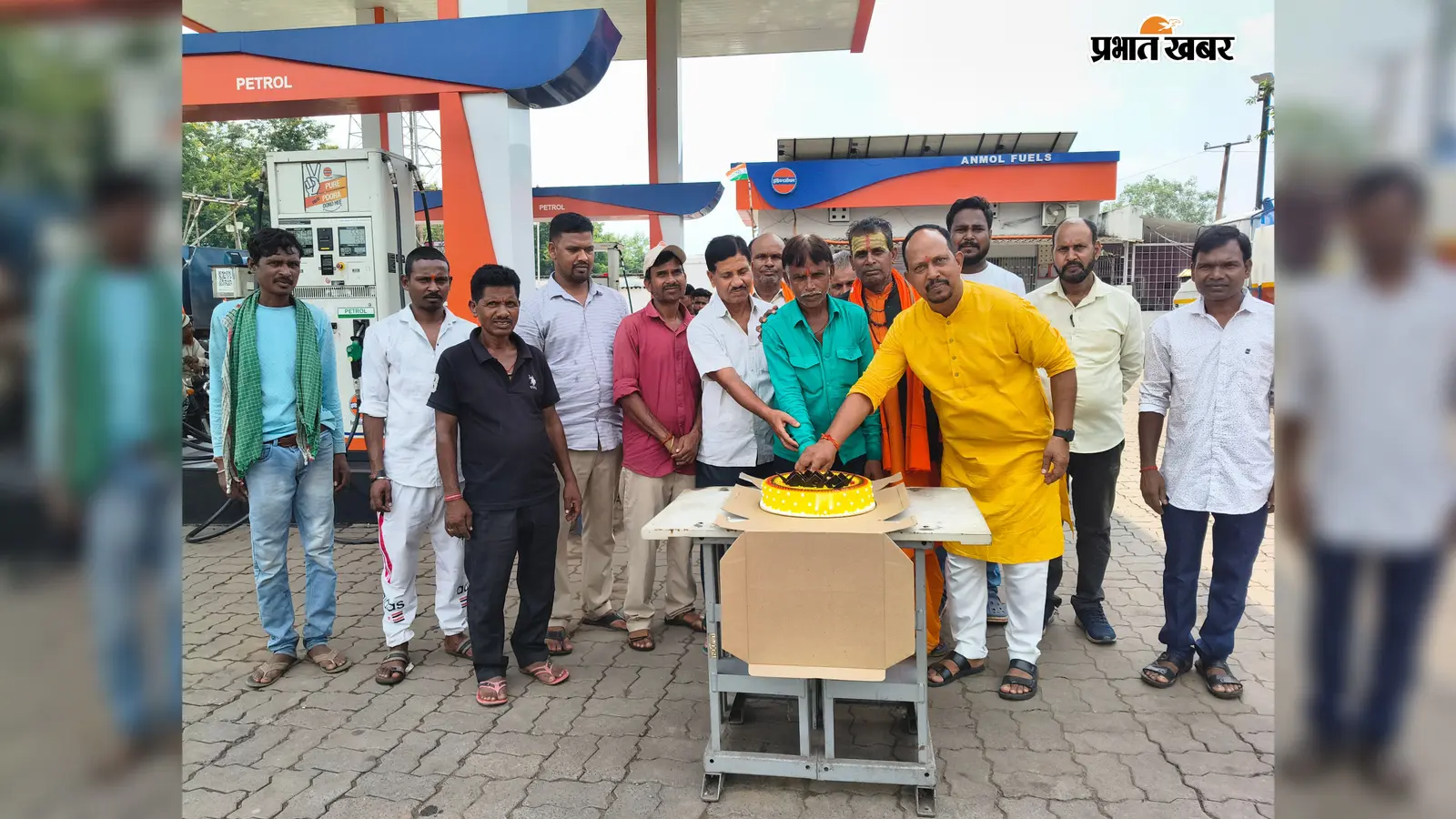 अनमोल फ्यूल स्टेशन में धूमधाम से मना ड्राइवर डे, काटा गया केक