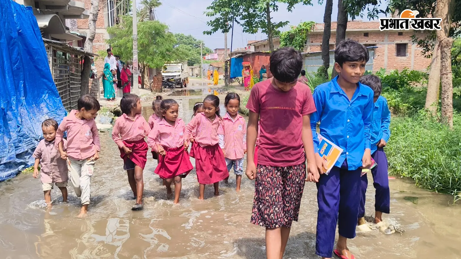 नाले के गंदे पानी के बीच बचपन की राह, 6 माह से जलजमाव में फंसी सीमरी की जिंदगी