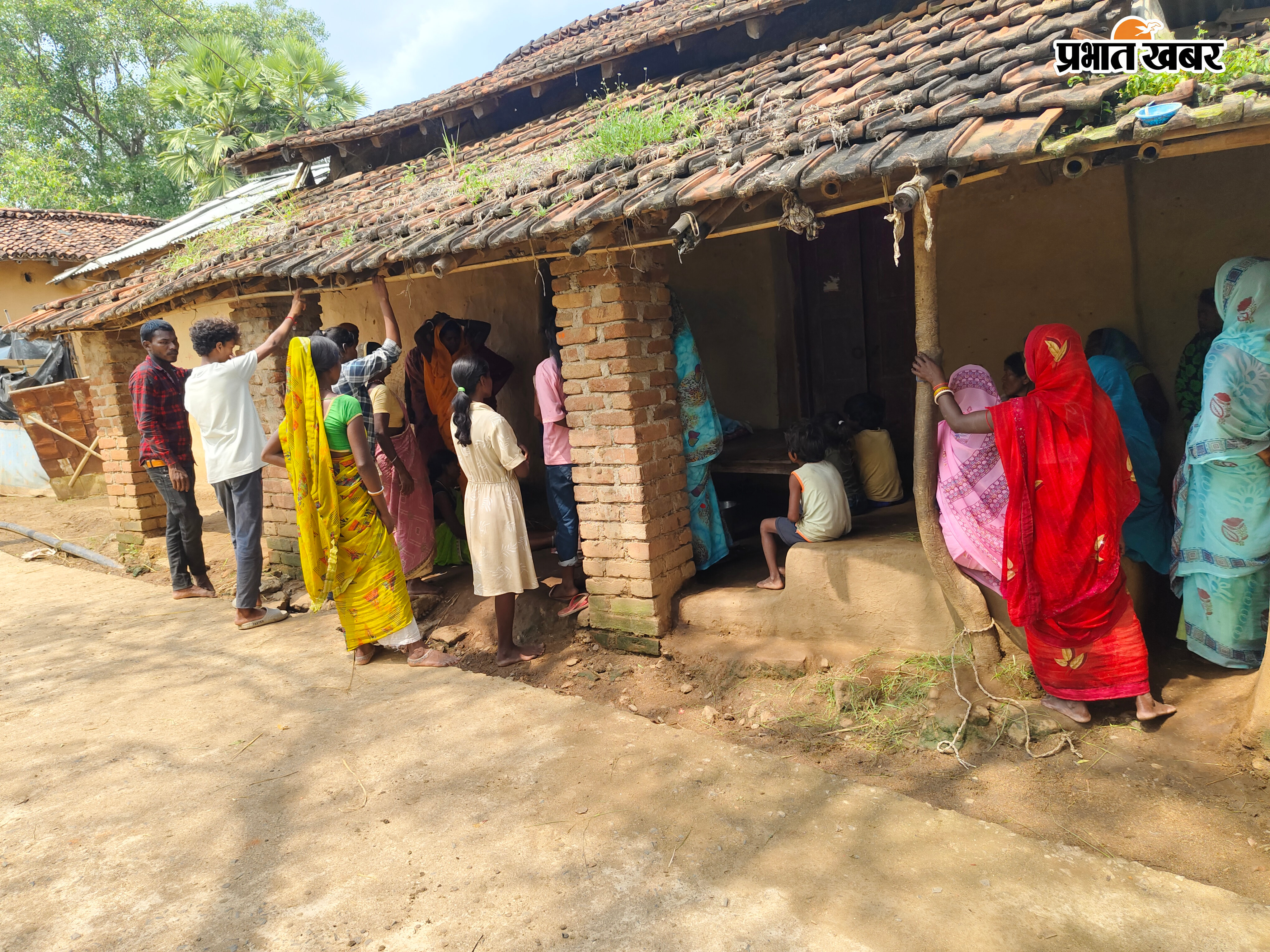 घर में रोते बिलखने परिजन,घर में लगी लोगों की भीड़ तालाब का | Prabhat Khabar Network
