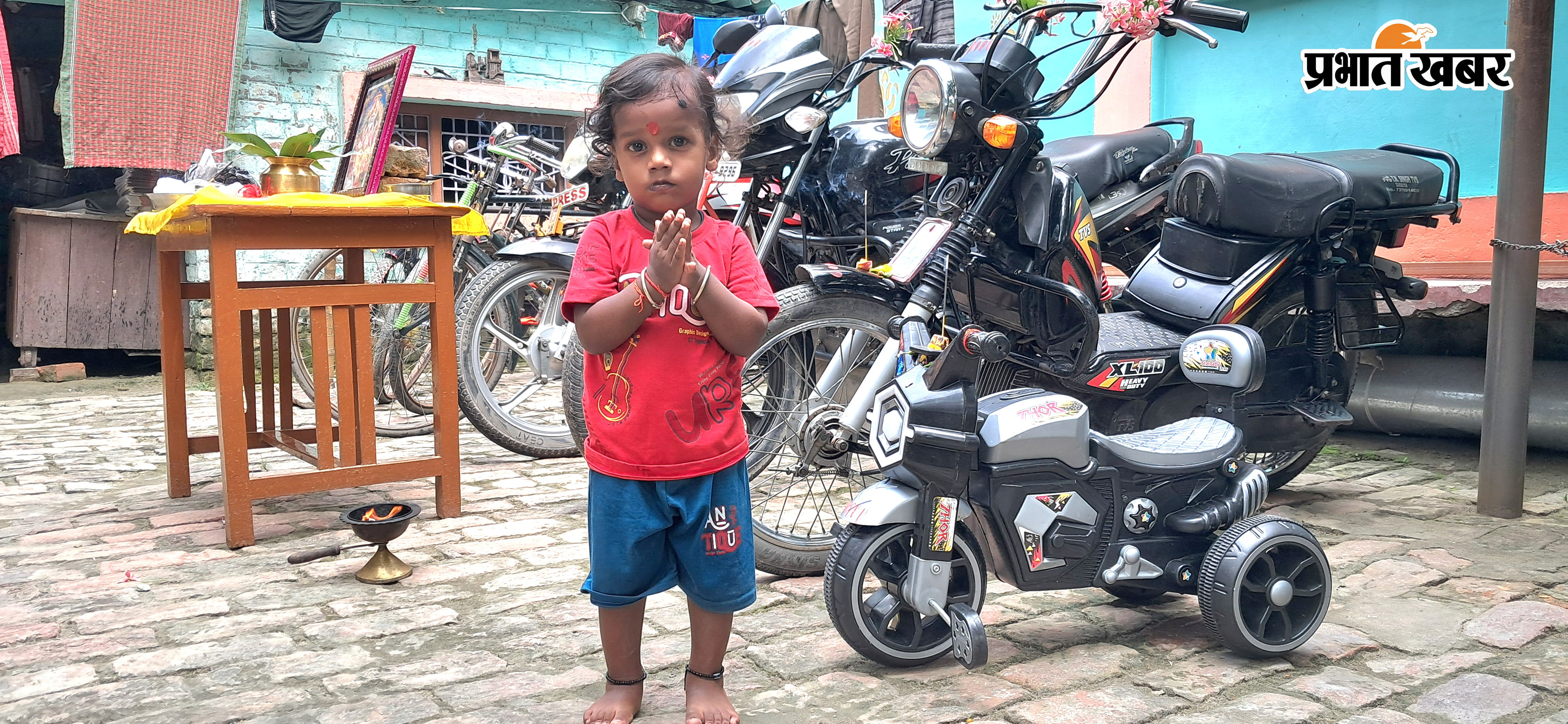 2.तरैया में सृजन की देवता विश्वकर्मा भवगान की पूजा अर्चना करते श्रद्धालु 1. विश्वकर्मा भगवान की आराधना करता नन्हा सा बालक 3. विश्वकर्मा पूजा को लेकर सजी मूर्ति व सजावट की दुकानें | Prabhat Khabar Network