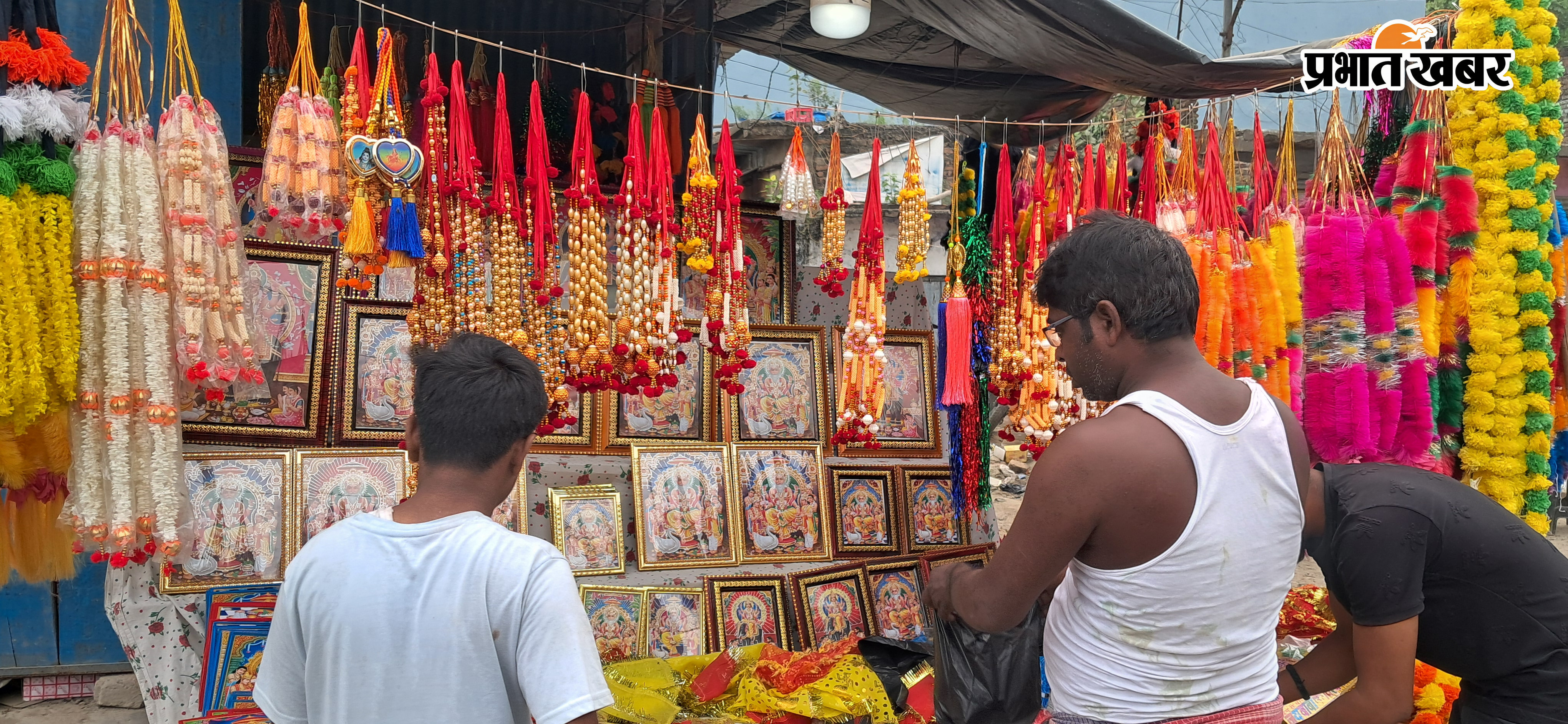2.तरैया में सृजन की देवता विश्वकर्मा भवगान की पूजा अर्चना करते श्रद्धालु 1. विश्वकर्मा भगवान की आराधना करता नन्हा सा बालक 3. विश्वकर्मा पूजा को लेकर सजी मूर्ति व सजावट की दुकानें | Prabhat Khabar Network