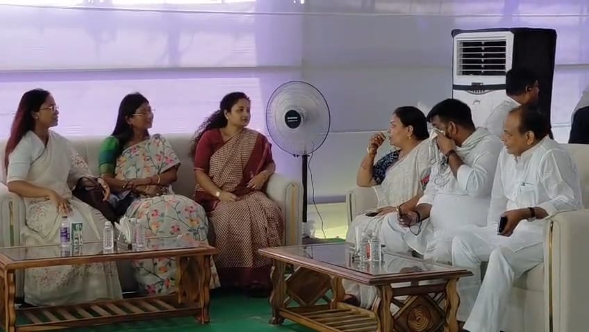 श्रद्धांजलि देने पहुंचे मंत्री व विधायक
