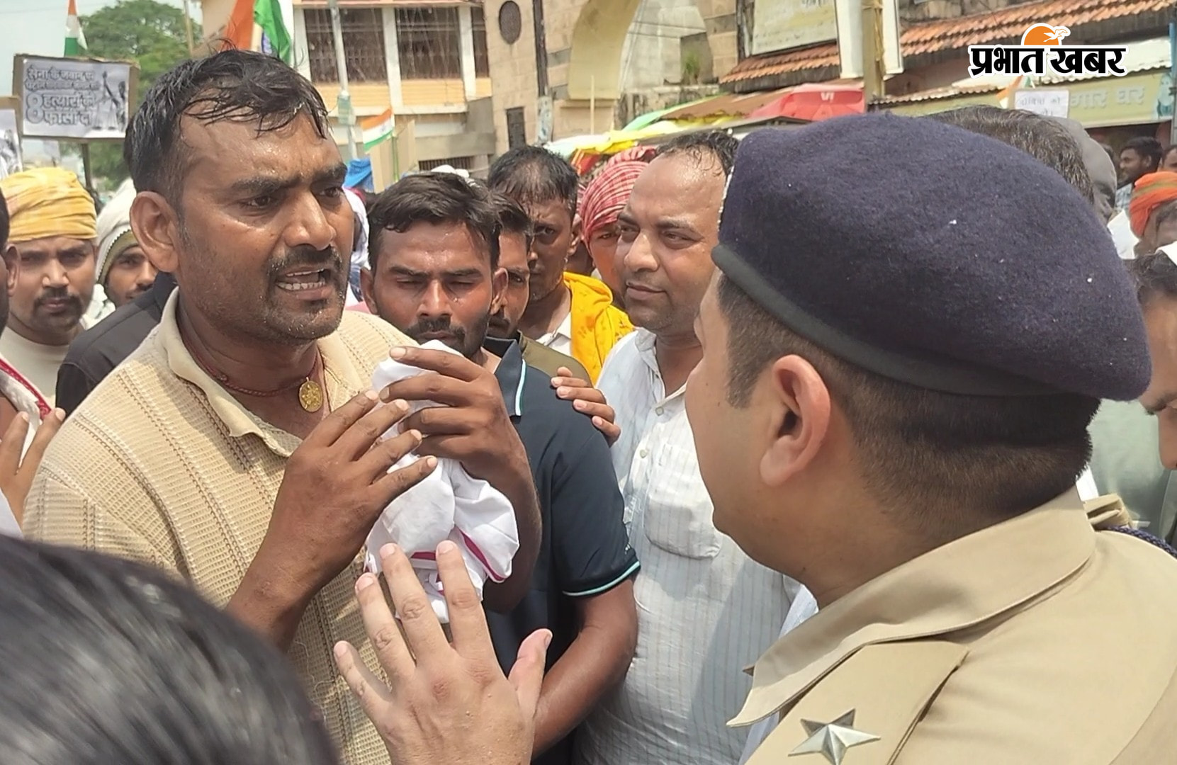 दुर्गा चौक पर  प्रदर्शन करते आर्मी जवान के परिजन व ग्रामीण बॉस बल्ली से घेरकर जाम किया गया दुर्गा चौक | Prabhat Khabar Network