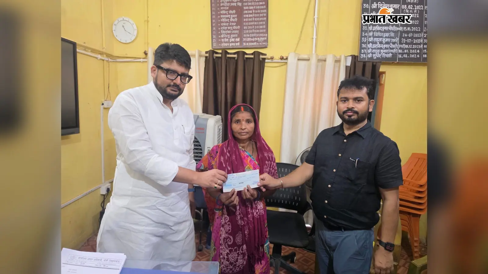 जहानाबाद : घोसी के माधोपुर में अगलगी से जला घर, विधायक ऋतुराज कुमार ने पीड़ित परिवार को दिया राहत चेक