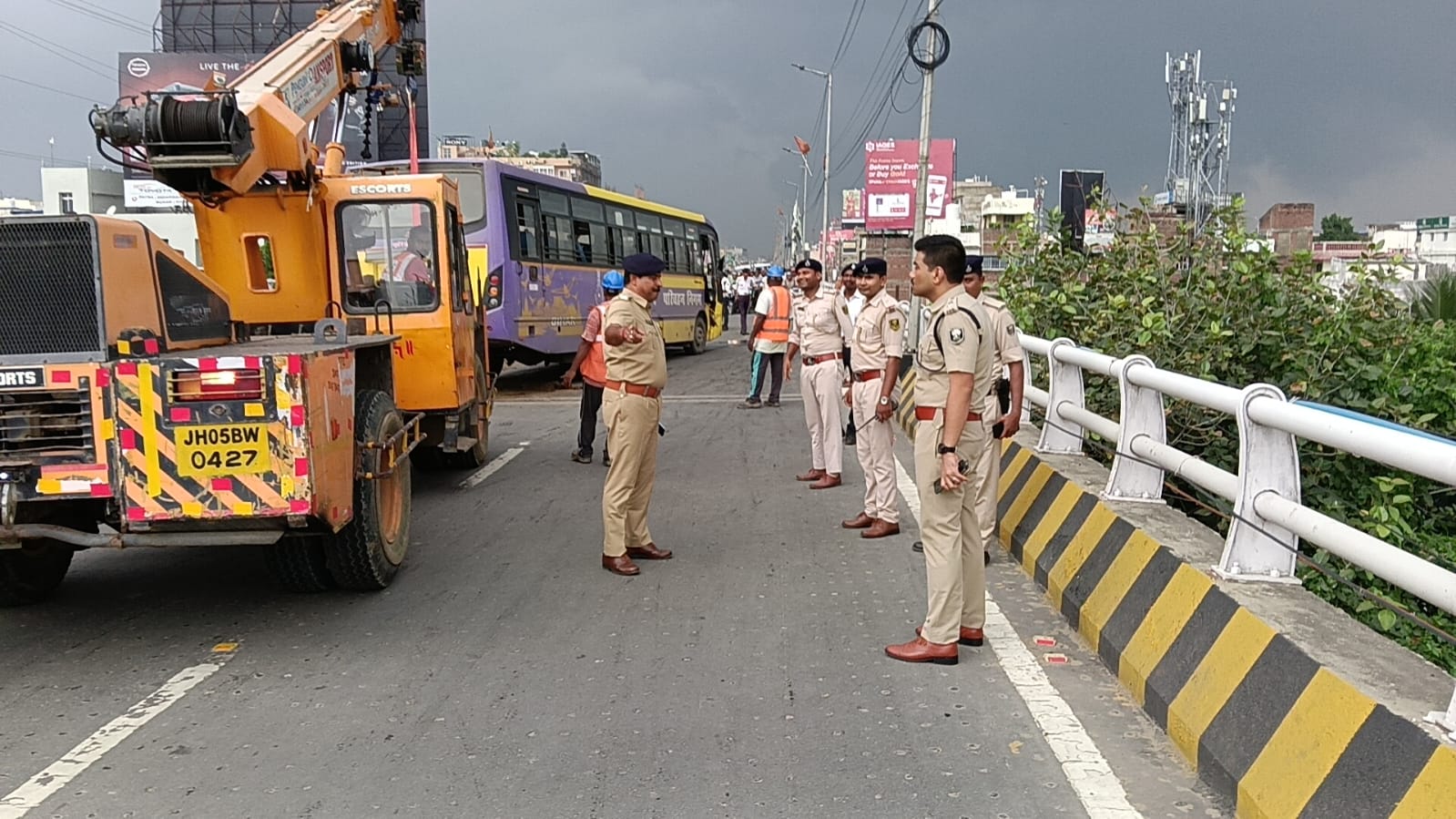 घटनास्थल पर मौजूद पुलिसकर्मी
