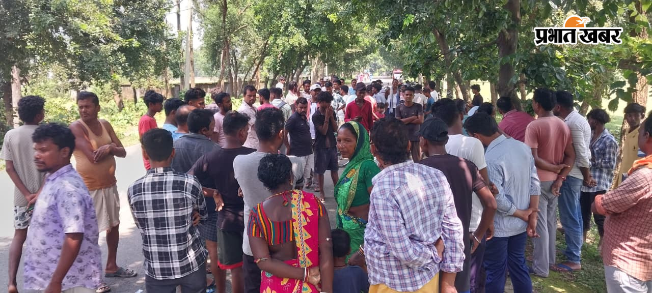 सड़क पर पड़ा युवक, घटना स्थल पर जुटी भीड़ | Prabhat Khabar Network