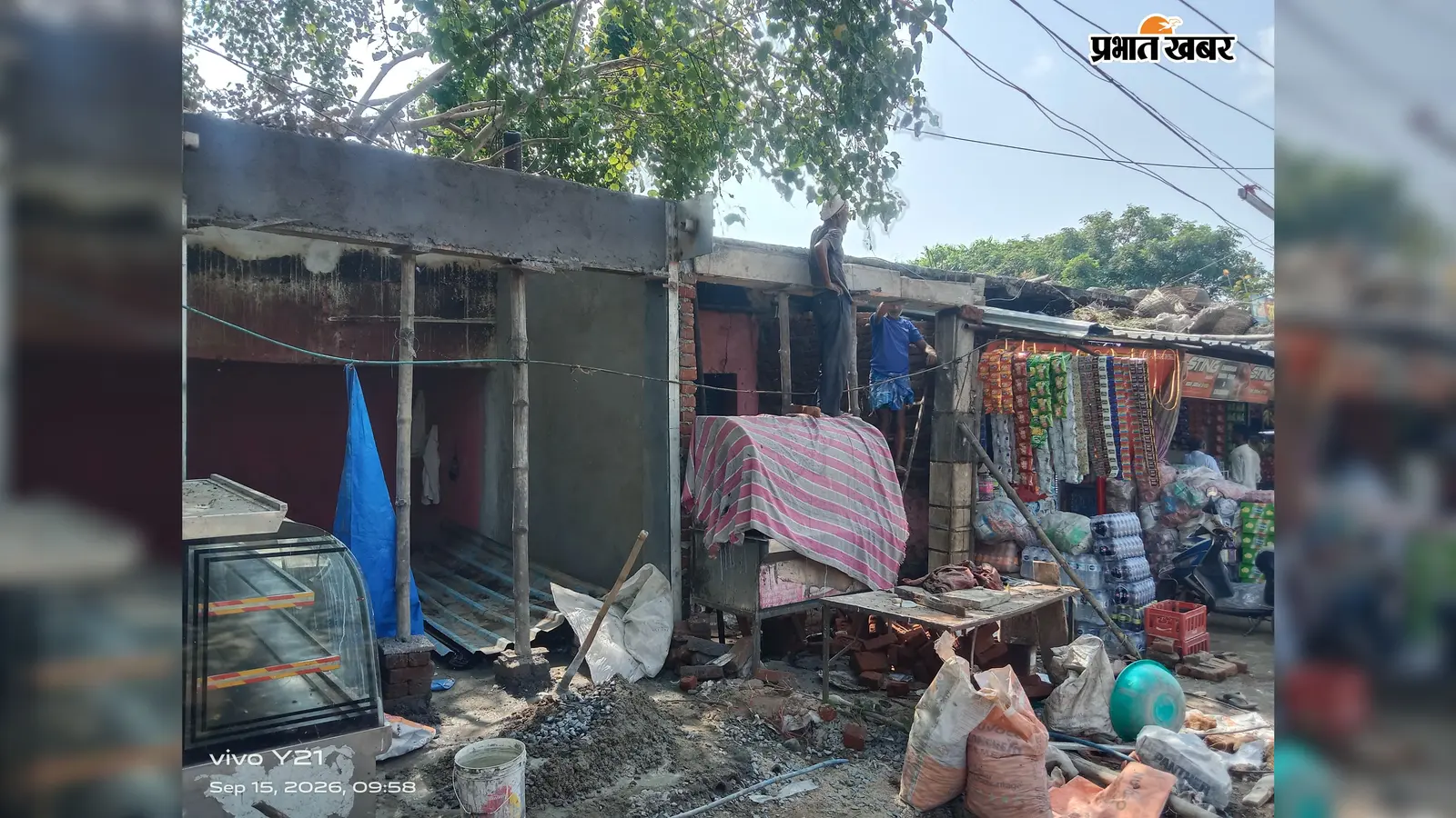 Garhwa News: सरकारी जमीन पर दुकानें बन रहीं, अधिकारी इसी रास्ते से गुजरते हैं फिर भी नहीं दिख रहा अतिक्रमण