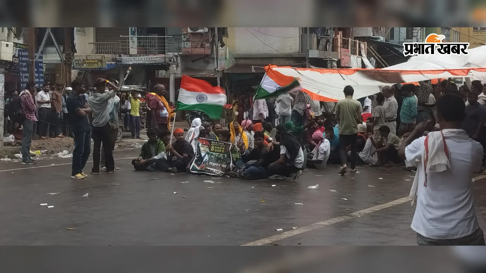 कैमूर : आर्मी जवान की मौत पर रामगढ़ में बारिश के बीच भी धरना, थानाध्यक्ष के निलंबन और फरार आरोपित की गिरफ्तारी की मांग