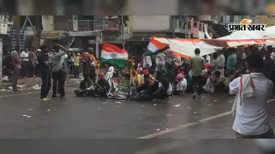 कैमूर : आर्मी जवान की मौत पर रामगढ़ में बारिश के बीच भी धरना, थानाध्यक्ष के निलंबन और फरार आरोपित की गिरफ्तारी की मांग