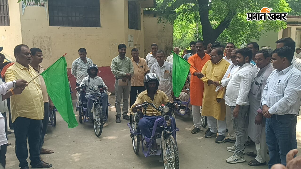 विकलांगों के बीच टाई साइकिल वितरण करते विधायक नारायण प्रसाद व अन्य | Prabhat Khabar Network