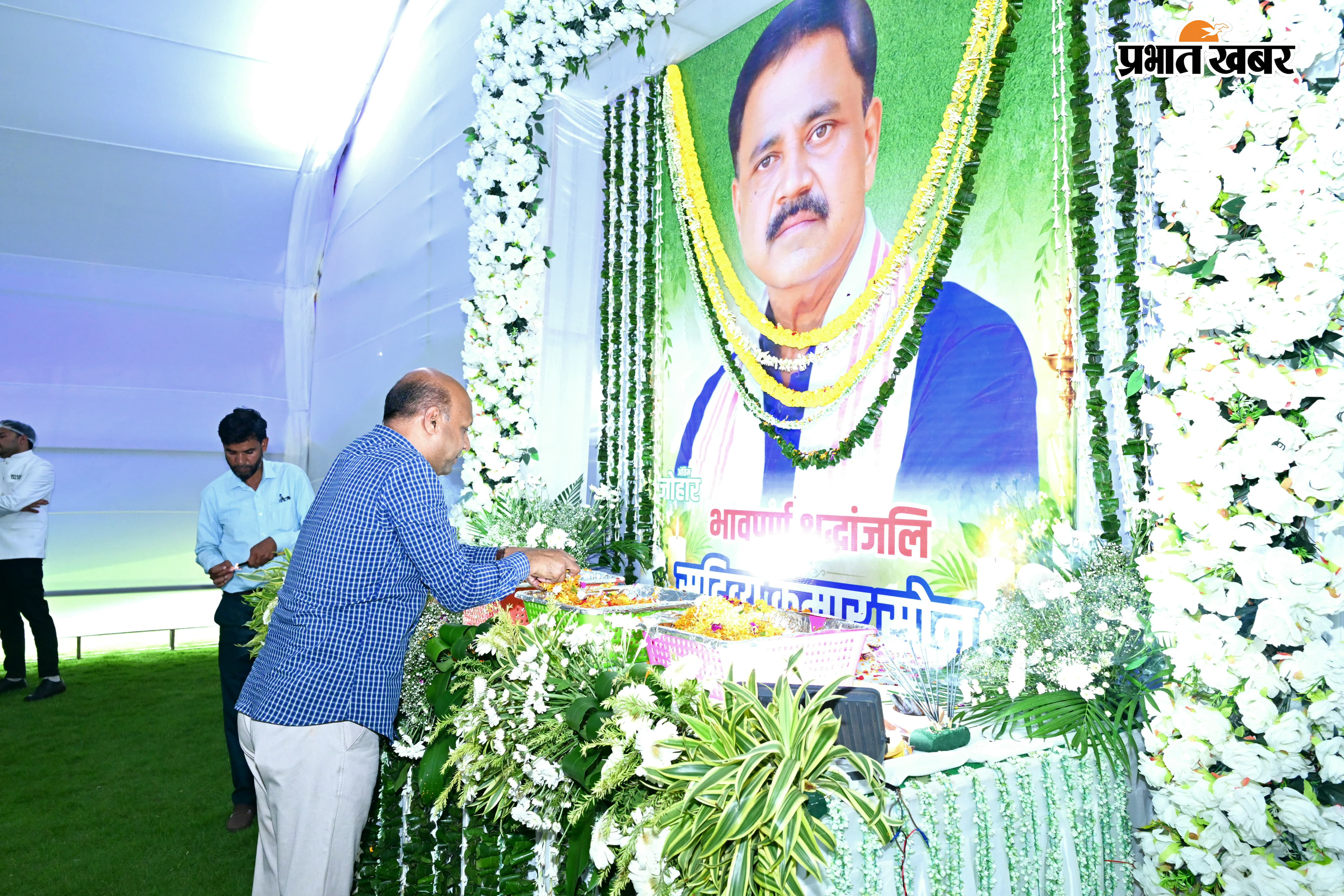 श्रद्धांजलि अर्पित करते राजमहल विधायक. | Prabhat Khabar Network