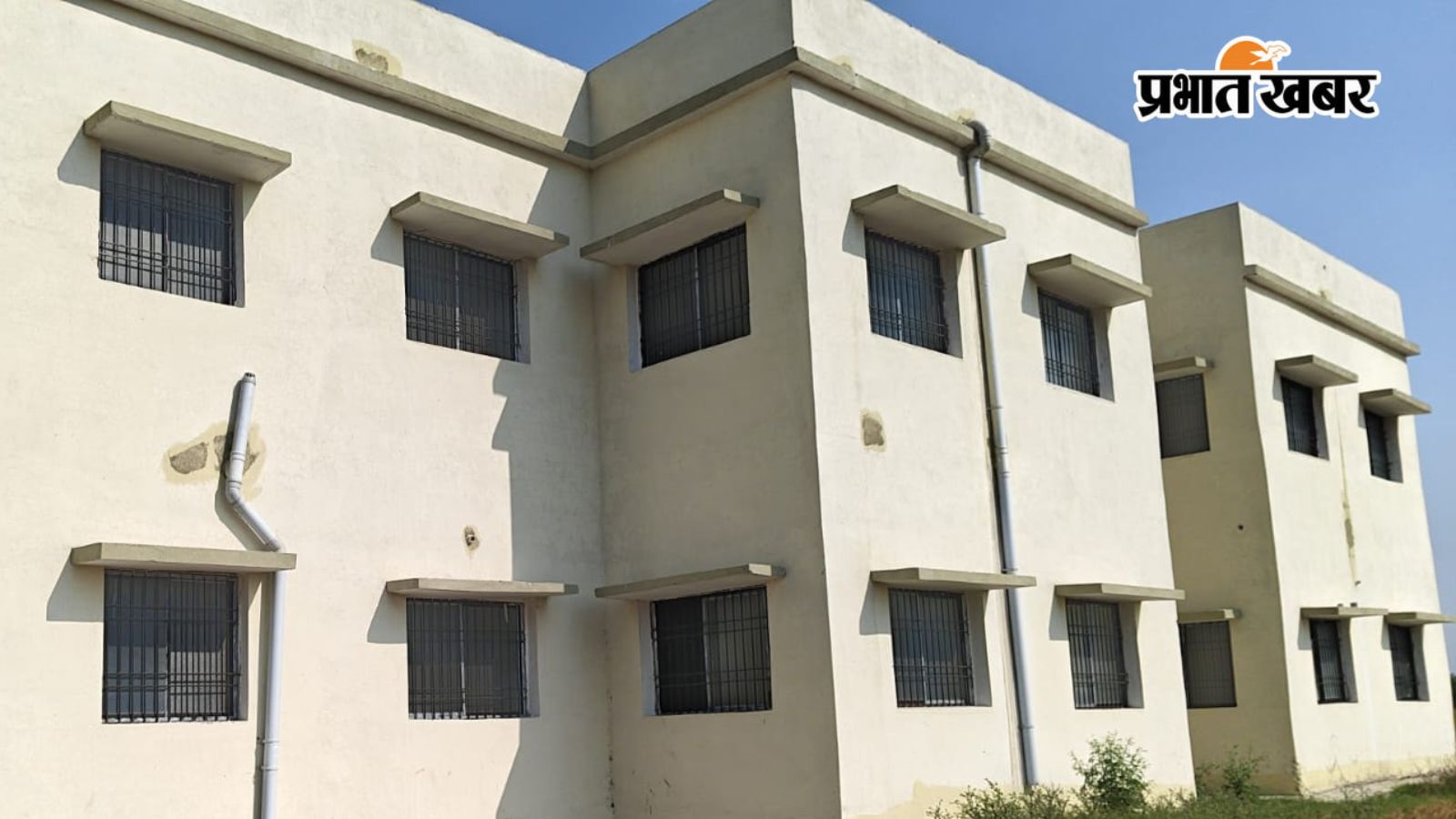 स्कूल भवन की तस्वीर