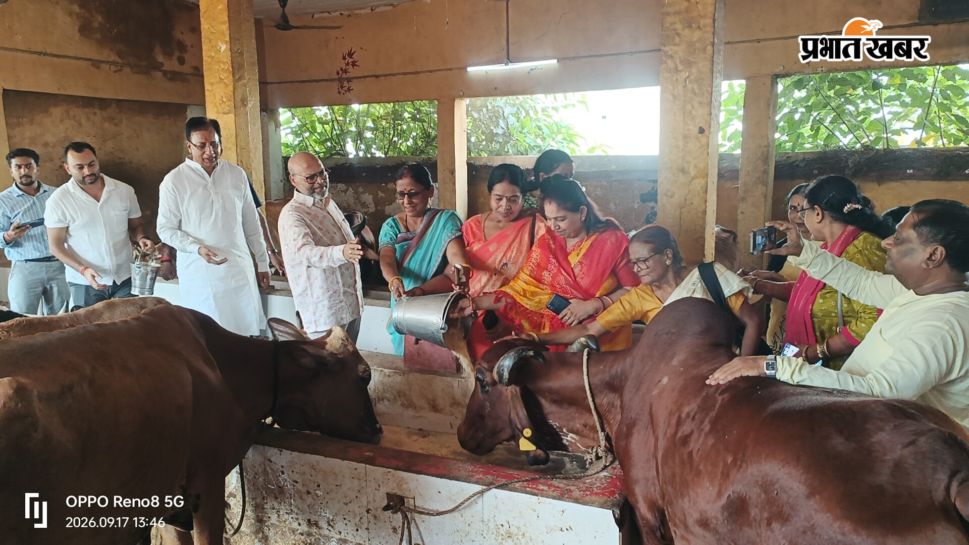 कैप्शन : पिंजरा पोल गौशाला में प्रधानमंत्री का जन्मदिन मनाते भाजपा महिला मोर्चा के सदस्य व मौजूद सांसद डॉ संजय जायसवाल व अन्य | Prabhat Khabar Network
