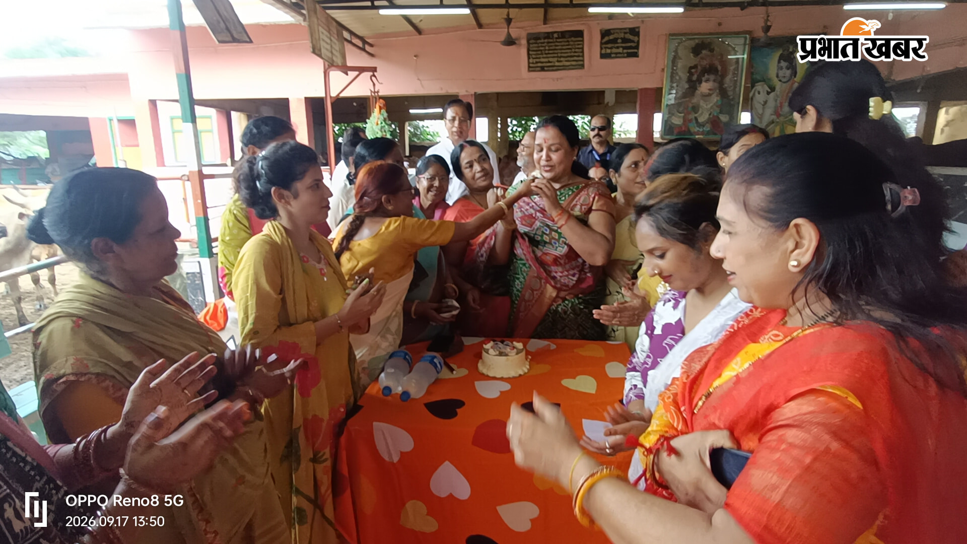 कैप्शन : पिंजरा पोल गौशाला में प्रधानमंत्री का जन्मदिन मनाते भाजपा महिला मोर्चा के सदस्य व मौजूद सांसद डॉ संजय जायसवाल व अन्य | Prabhat Khabar Network