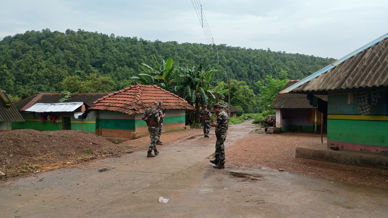 ललाट गांव में सर्च ऑपरेशन चलाती पुलिस.