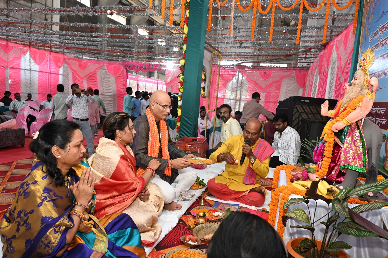 पीवीयूएनएल पावर प्लांट में विश्वकर्मा पूजा में शामिल सीईओ व अन्य
