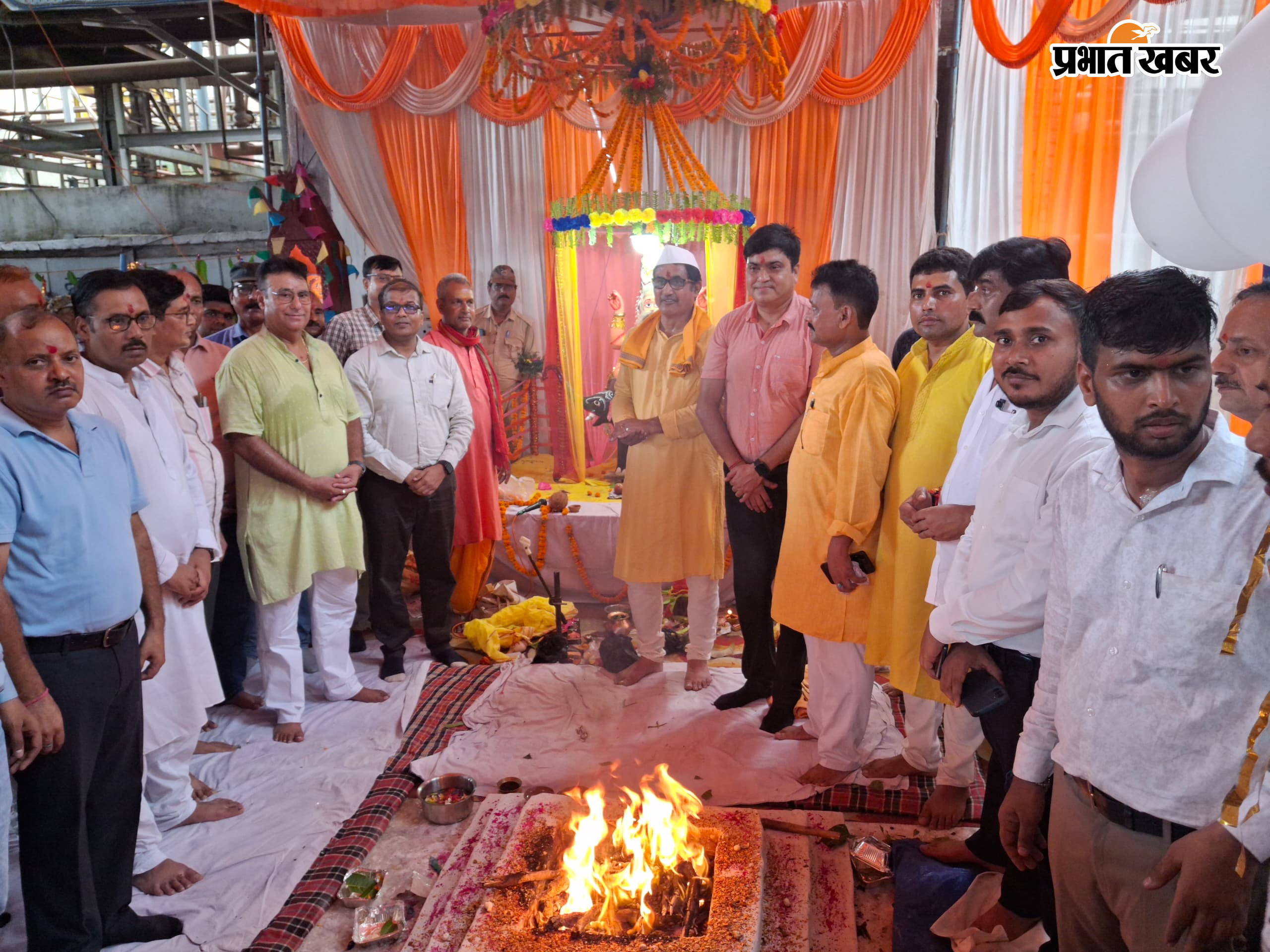 भगवान विश्वकर्मा की पूजा करते मिल के अधिकारी. | Prabhat Khabar Network