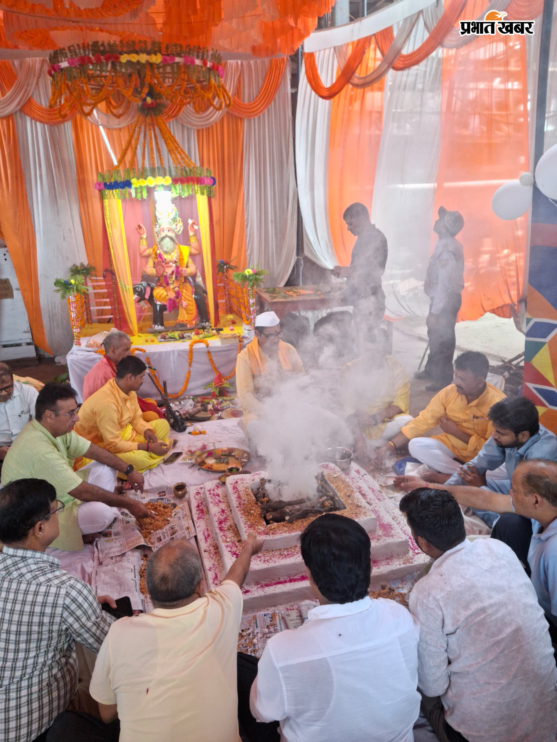 भगवान विश्वकर्मा की पूजा करते मिल के अधिकारी. | Prabhat Khabar Network