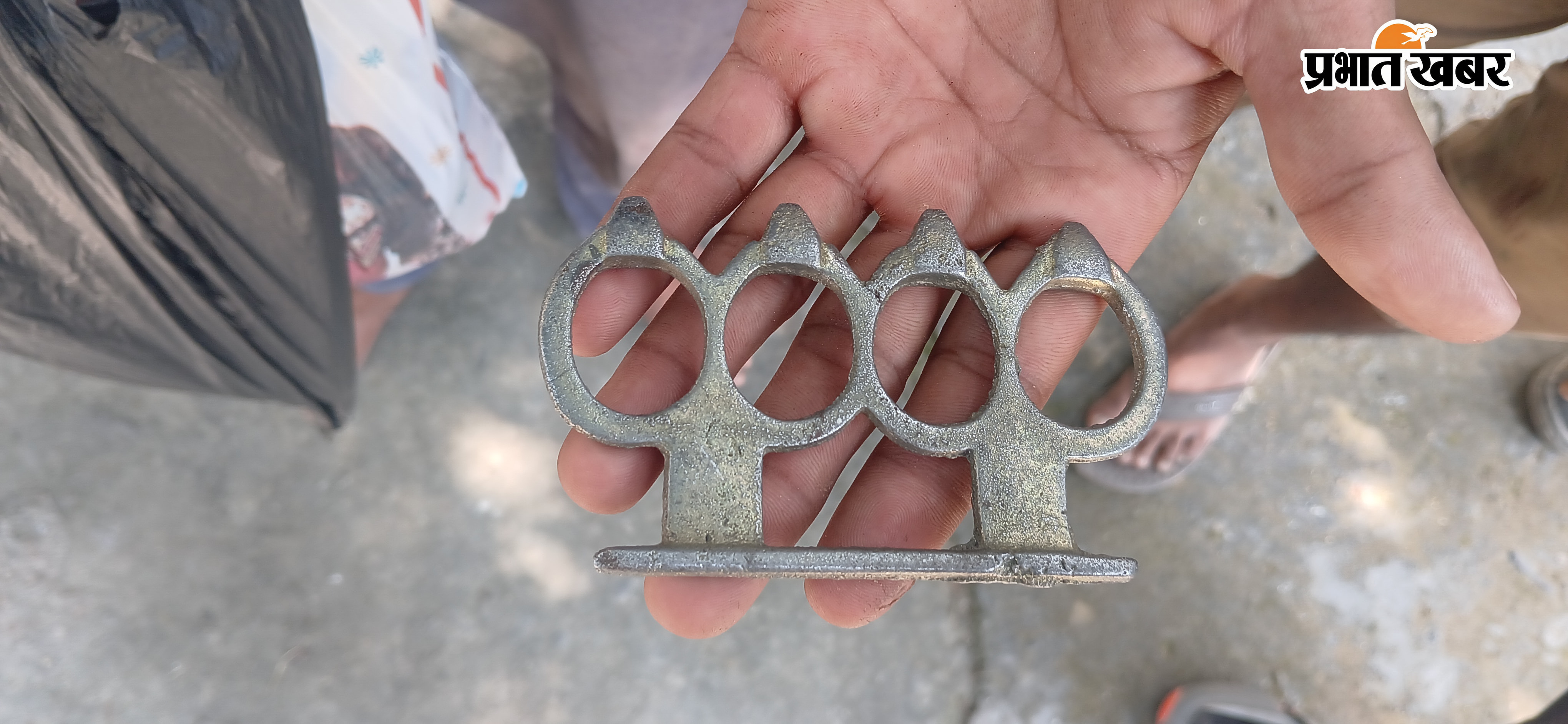 पिता नरेश सिंह के साथ सेल्फी लेता पुत्र कुंदन (फाइल फोटो) और घटना में प्रयुक्त हथियार | Prabhat Khabar Network