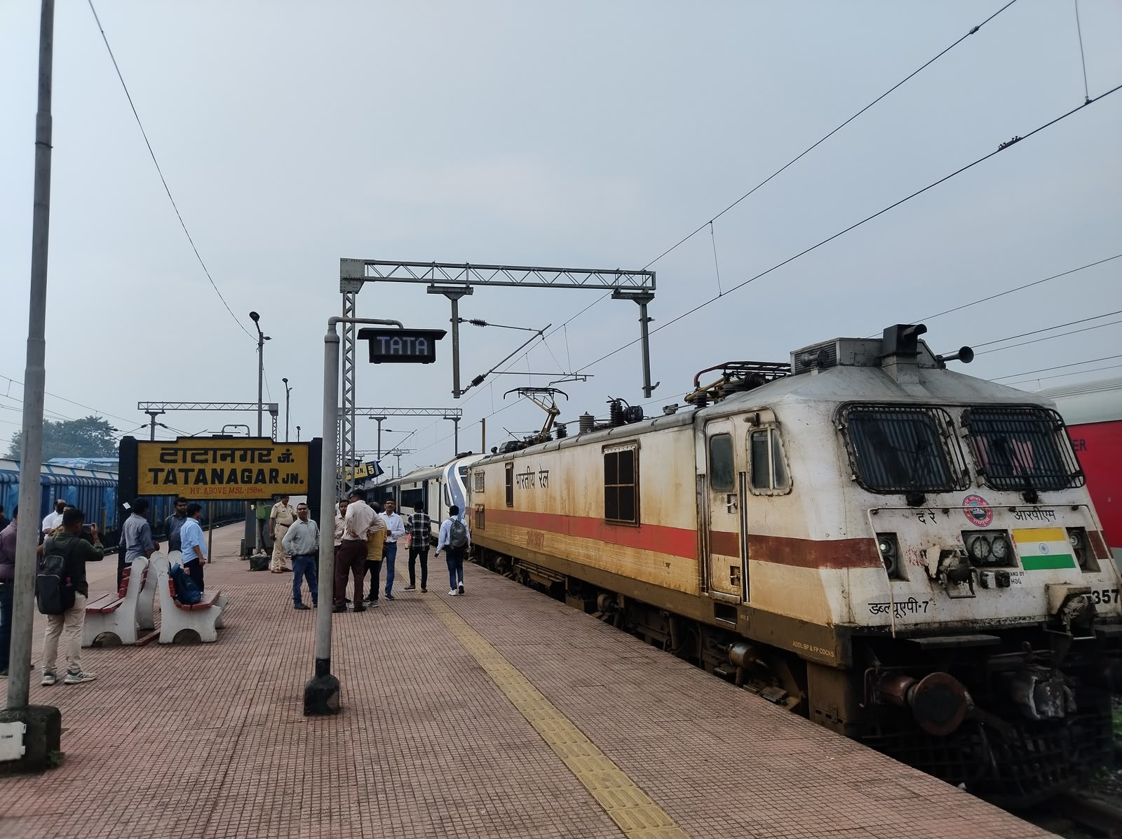 टाटानगर स्टेशन पर लायी गयी ट्रेन को किया ट्रेन.