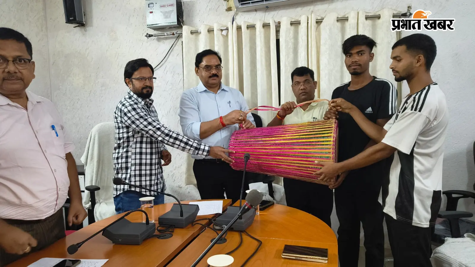 करमा पर्व से पहले विद्यार्थियों को बांटे गये मांदर, संस्कृति से जुड़े रहने का दिया संदेश