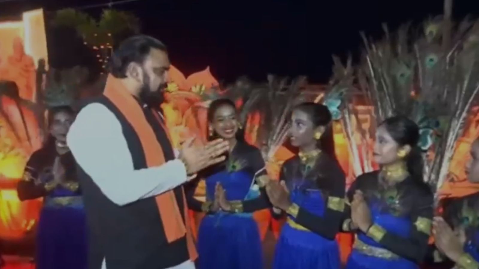 बाल कलाकारों से मुलाकात करते सीएम सम्राट चौधरी.