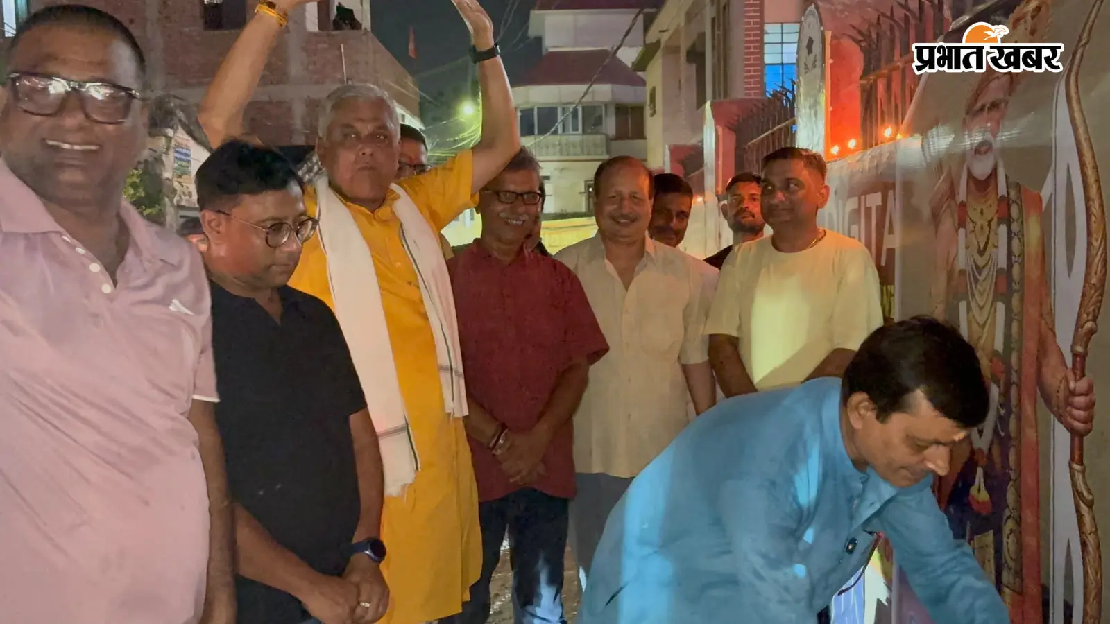 मुजफ्फरपुर में पीएम मोदी के जन्मदिन की धूम, गिरिराज सिंह फैंस क्लब ने राहगीरों में बांटे लड्डू