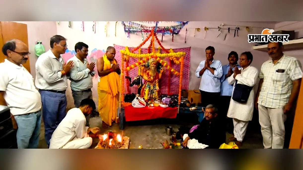 विश्वकर्मा पूजा पर नवादा में उत्साह, रेलवे से लेकर बाजारों तक मशीनों और औजारों की हुई पूजा