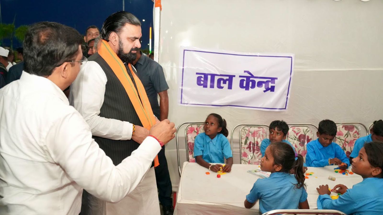 बाल केंद्र में बच्चों से मुलाकात कर उनका हालचाल लेते मुख्यमंत्री सम्राट चौधरी.