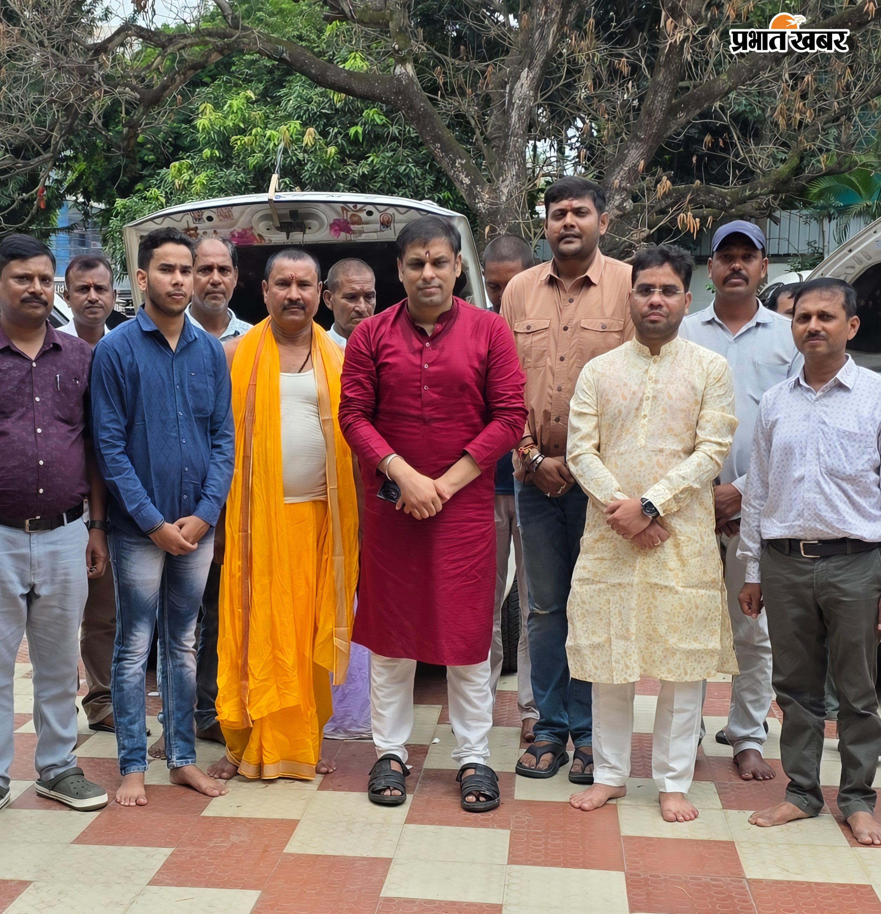 पूजा करते डीसी सौरभ कुमार भुवानिया और सूचना भवन में विश्वकर्मा पूजा करते जनसंपर्क विभाग के एपीआरओ रोहित विद्यार्थी व अन्य | Prabhat Khabar Network