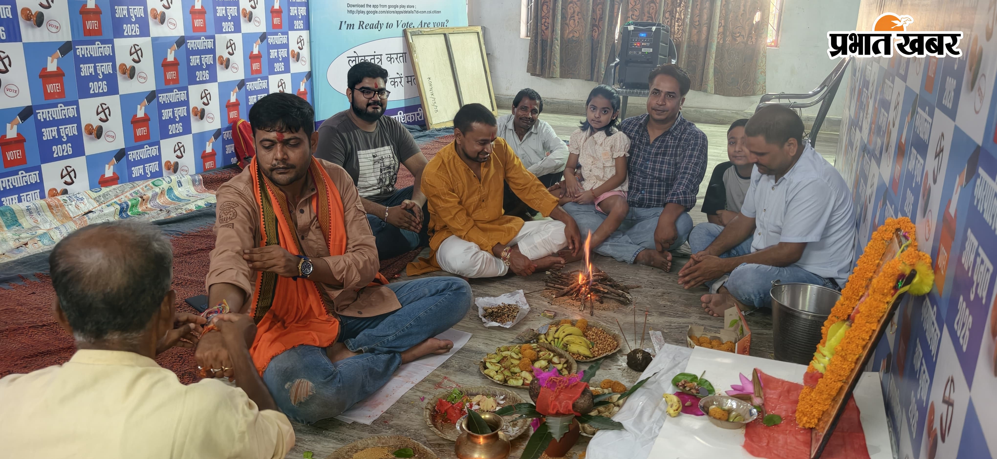पूजा करते डीसी सौरभ कुमार भुवानिया और सूचना भवन में विश्वकर्मा पूजा करते जनसंपर्क विभाग के एपीआरओ रोहित विद्यार्थी व अन्य | Prabhat Khabar Network