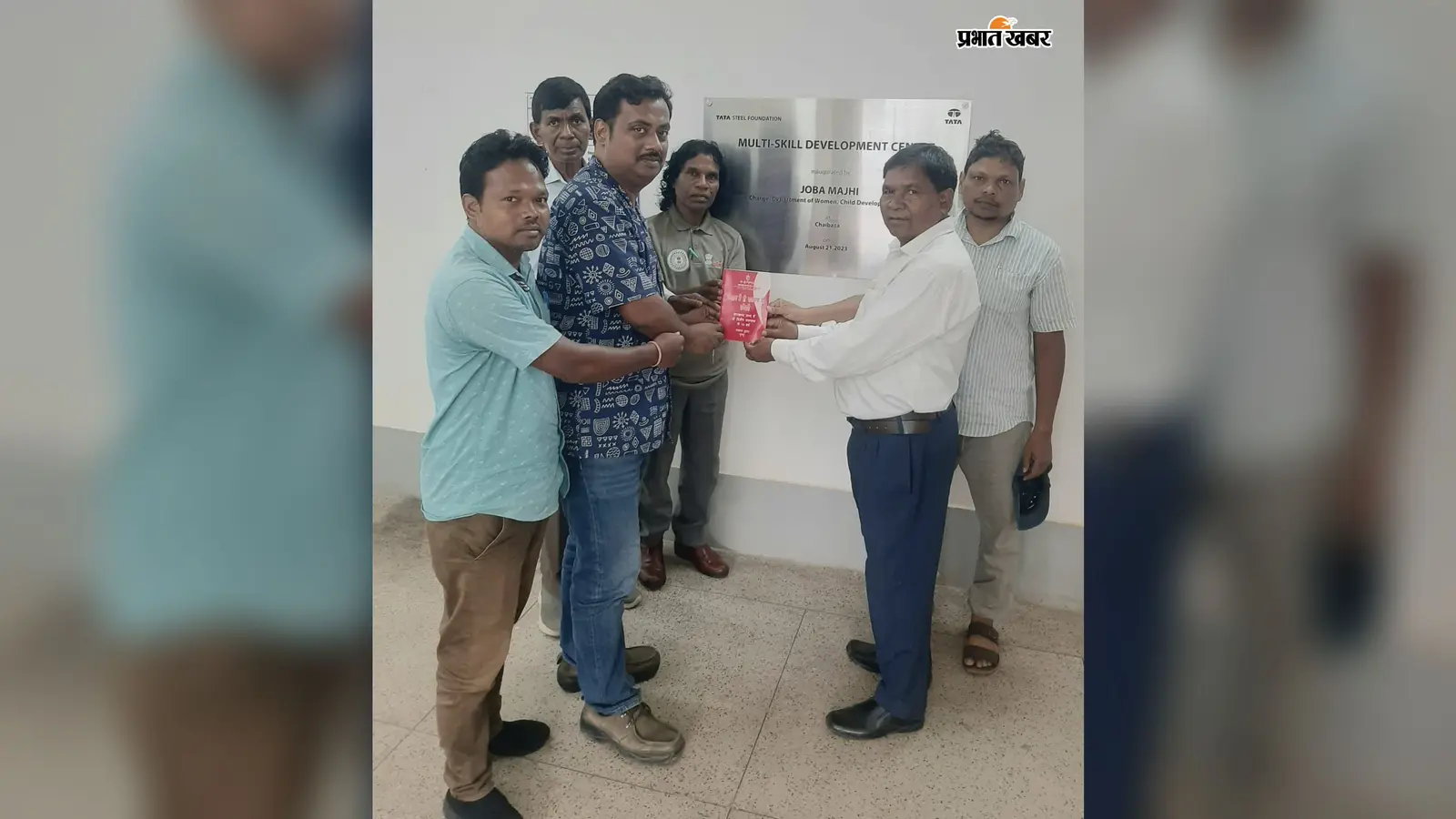 चाईबासा में ‘कोल्हान में हो राजभाषा की दावेदारी’ पुस्तिका भेंट, आठवीं अनुसूची में शामिल कराने की मांग पर जोर