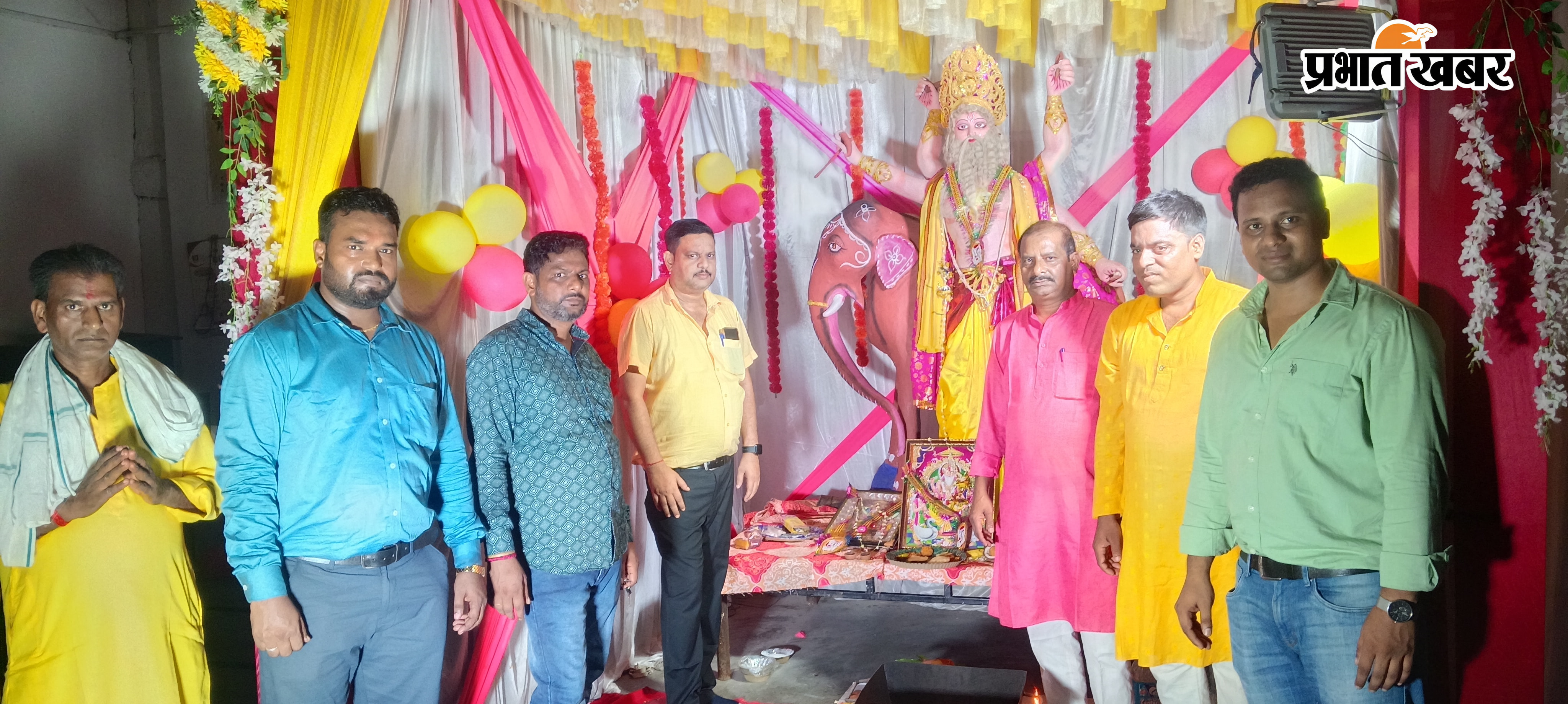 पूजा अर्चना करते लोग | Prabhat Khabar Network
