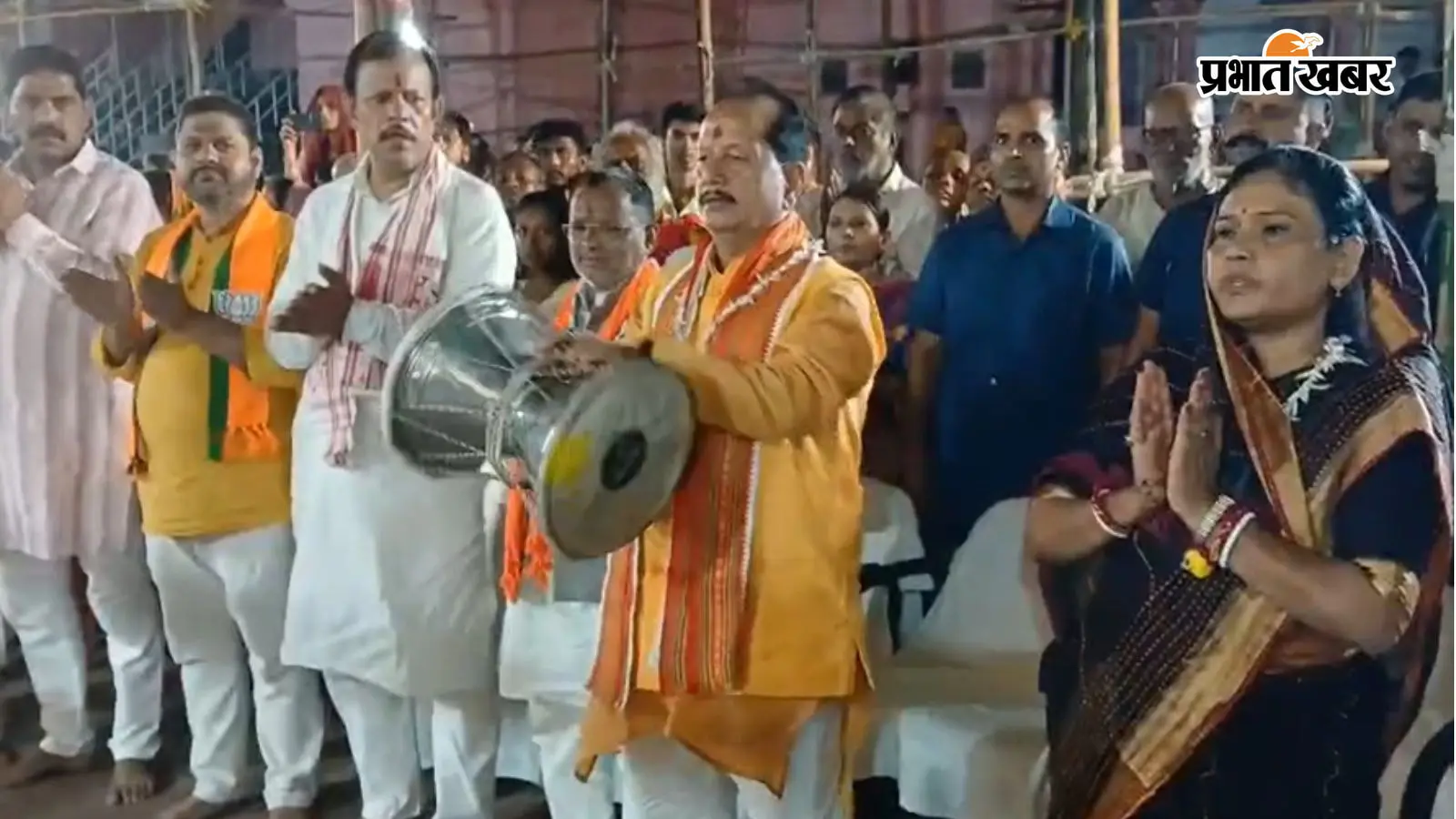 गया जी के देवघाट पर डमरू बजाकर फल्गु महाआरती में शामिल हुए विजय सिन्हा, तेजस्वी यादव के आरोपों पर किया पलटवार