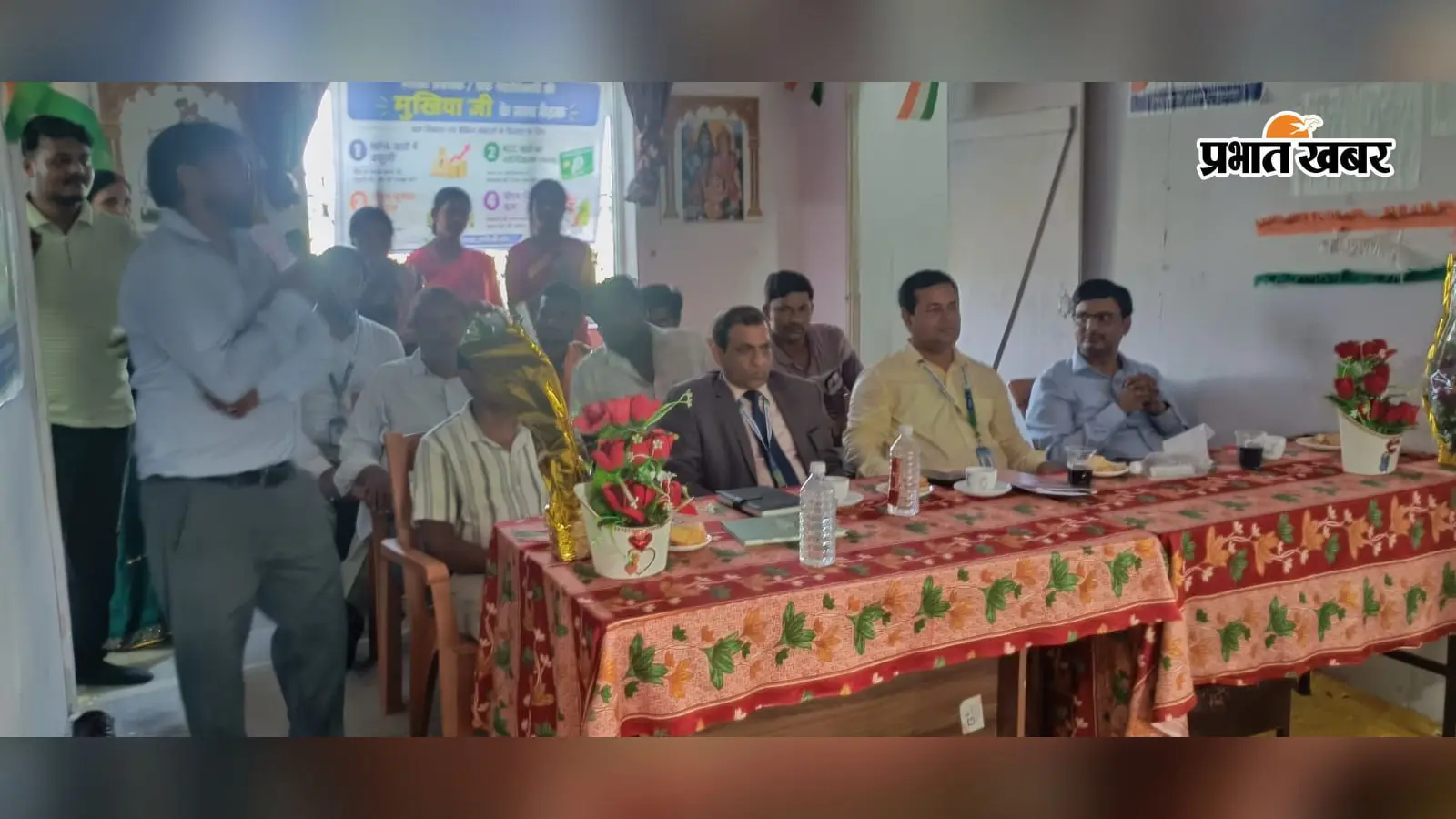 गोपालगंज में बैंक का जागरूकता अभियान, ग्रामीणों को साइबर ठगी से बचने के बताए तरीके