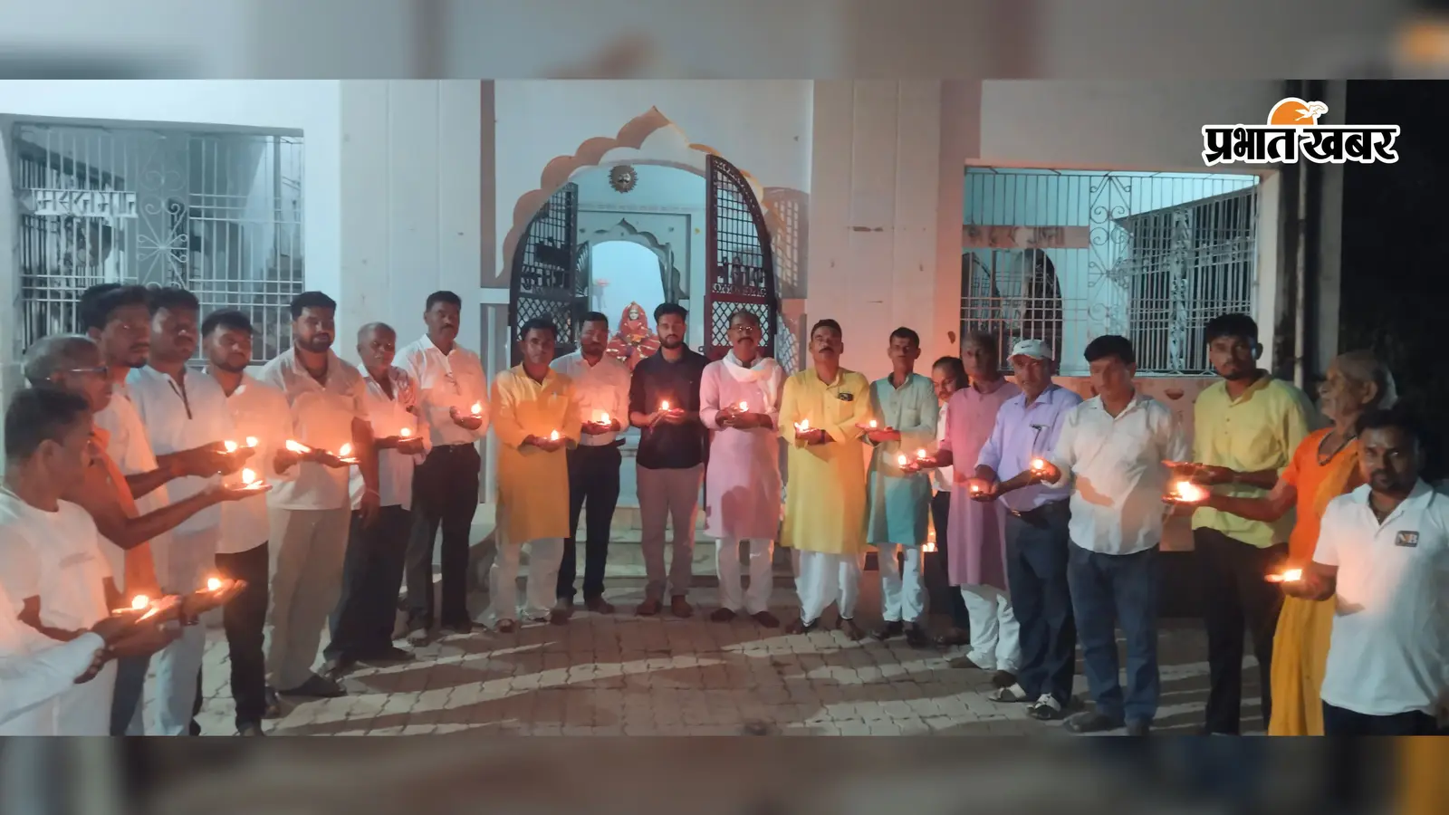 गोपालगंज के पंचदेवरी में 500 दीपों से जगमगाया हनुमान मंदिर, पीएम मोदी को बताया आधुनिक भारत का विश्वकर्मा