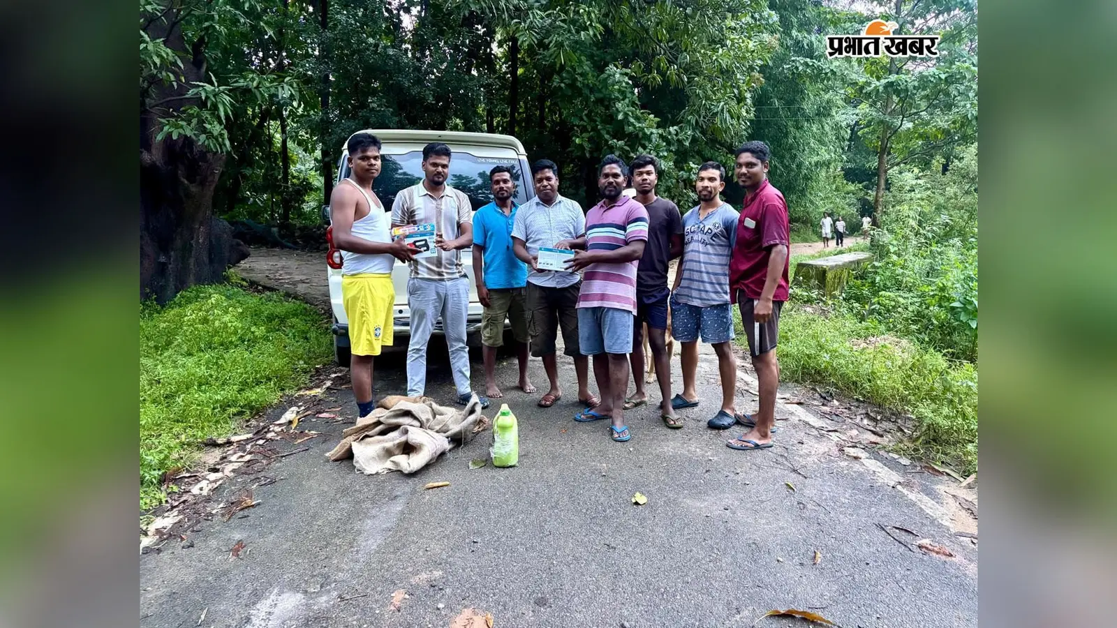 सिमडेगा: ठेठईटांगर के 4 गांवों में जंगली हाथियों का आतंक, ग्रामीणों में दहशत - विधायक प्रतिनिधि ने बांटे टॉर्च-पटाखे