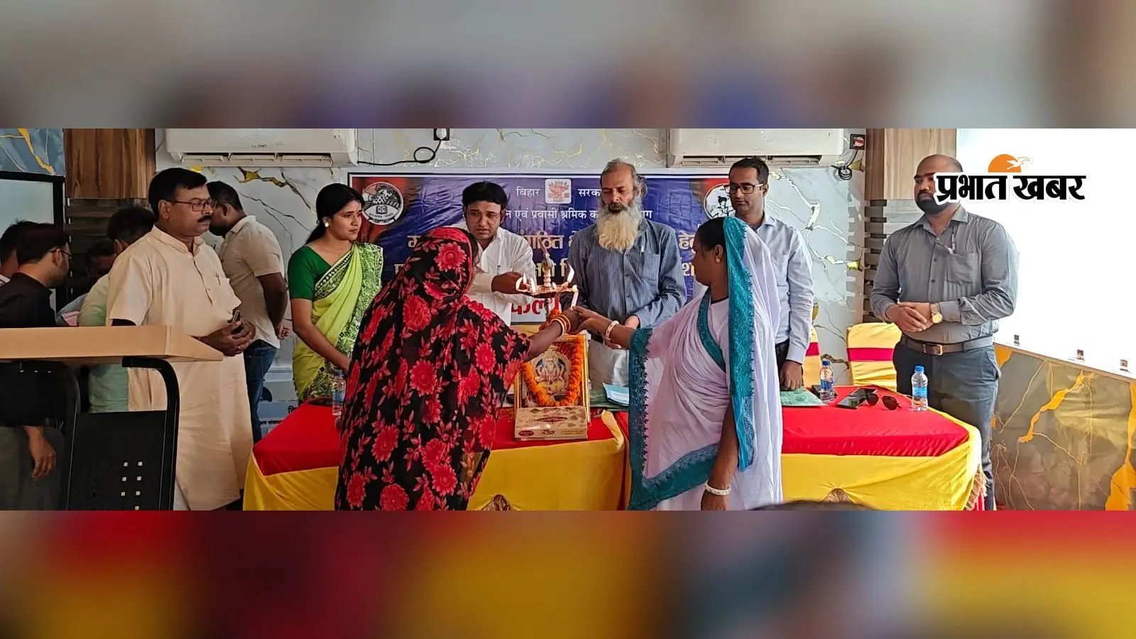 कार्यक्रम का शुभारंभ करते श्रम अधीक्षक रतीश कुमार व एलईओ | Prabhat Khabar Network