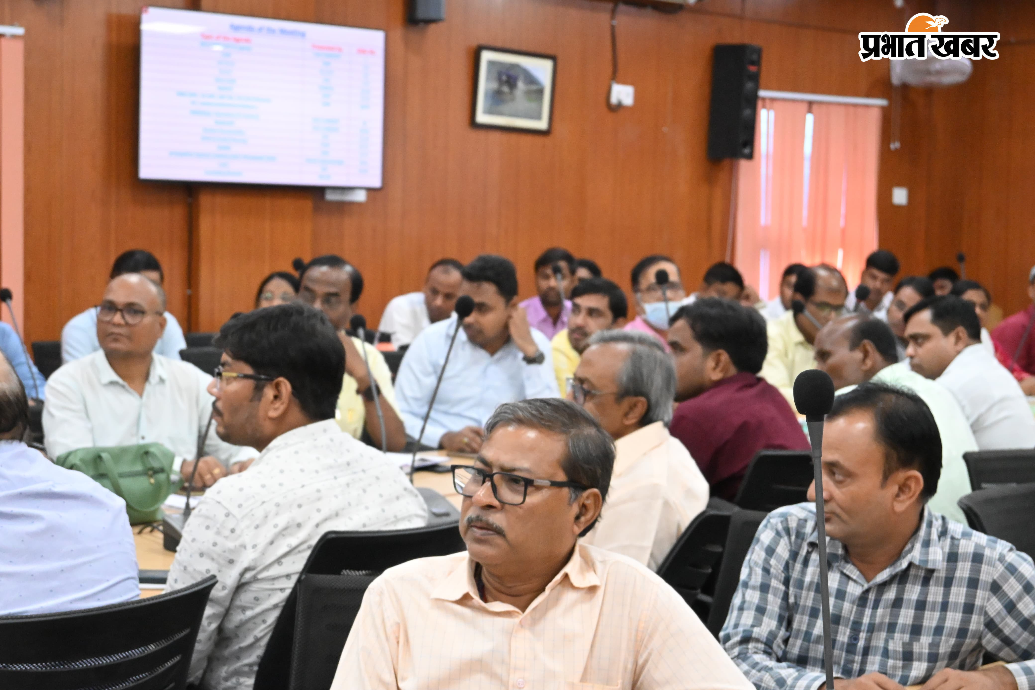 फोटो स्वास्थ्य विभाग की समीक्षा करते डीएम फोटो मीटिंग में शामिल चिकित्सा पदाधिकारी | Prabhat Khabar Network